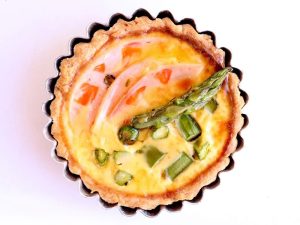 Receita de mini quiche de espargos com ovo inteiro dovo