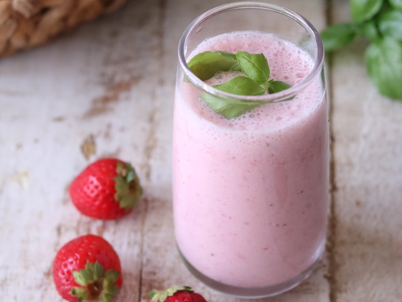 Batido de morango com claras de ovo rico em proteína