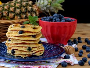 receita de Panquecas com mirtilos e mel com ovo inteiro DOVO