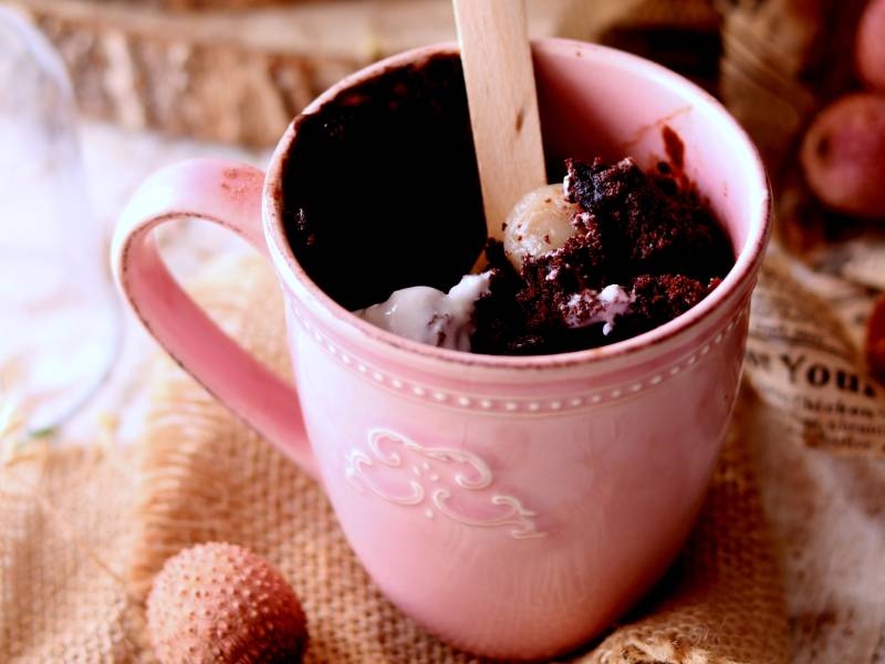 Receita de bolo de caneca de lichias e chocolate com ovo inteiro dovo