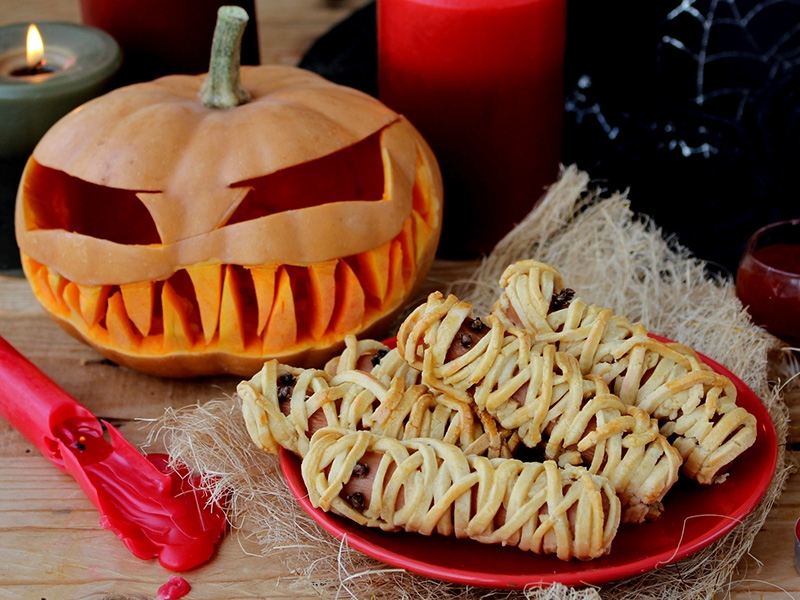 Receita para Halloween de múmias de salsicha com ovo inteiro dovo