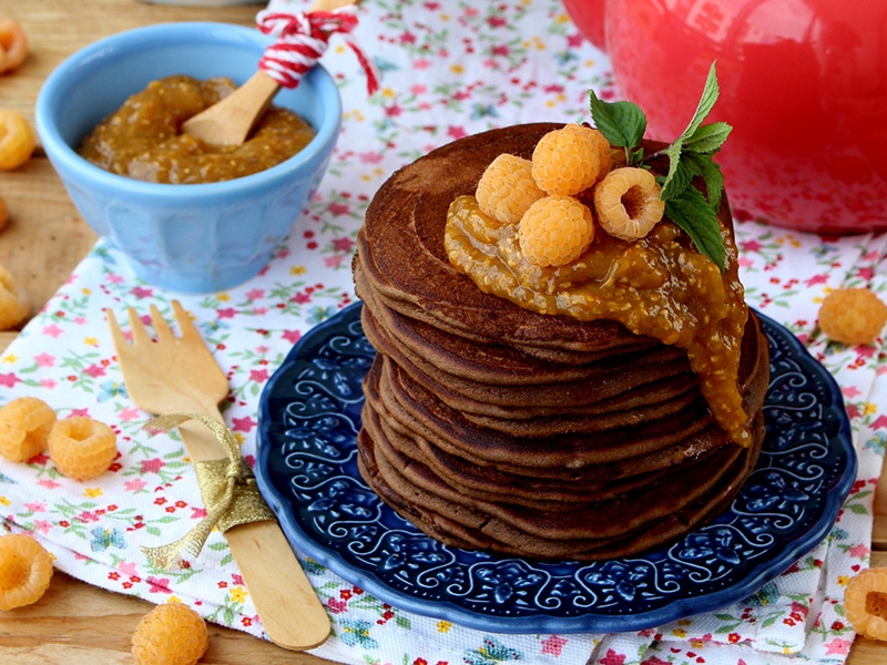 Receita de panquecas de chocolate com molho de framboesa dourada com ovo inteiro dovo