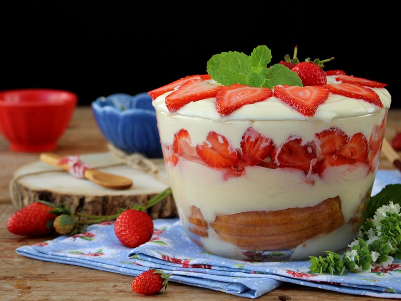 receita de trifle de baunilha, morangos e madalenas com ovo inteiro dovo