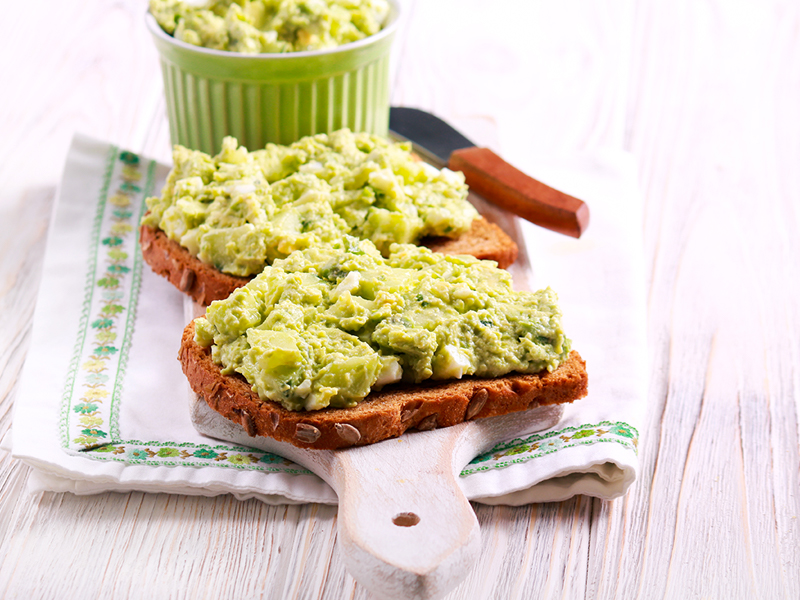 Receita de tosta com past de ovo e abacate, com Ovo Cozido DOVO